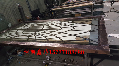 飞凤入家不锈钢屏风制作现场.jpg