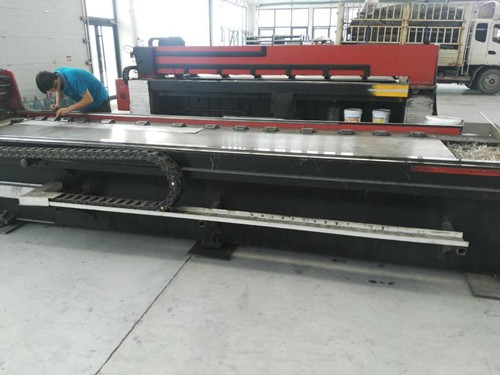 河南鑫马不锈钢制品有限公司员工正在进行不锈钢刨槽加工